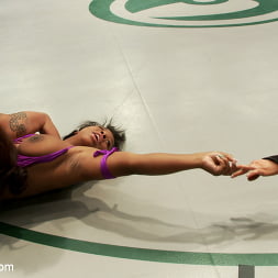 Lyla Storm en RD 1 del Live Tag Team de abril Rain DeGrey y Yasmine Loven vs The Dragon y Lyla Storm (foto 8) Lyla Storm en 'Kink' RD 1 del Live Tag Team de abril Rain DeGrey y Yasmine Loven vs The Dragon y Lyla Storm (Miniatura 8)