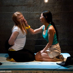Madison Young en 'Kink' Sesión de fotos en vivo: Madison Young y Tia Ling (Miniatura 1)