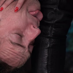 Mistress Blunt en 'Kink' Atrapada, parte 1: ¡La señora Blunt atrapa su juguete! (Miniatura 7)