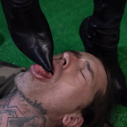 Mistress Blunt en 'Kink' Atrapada, parte 1: ¡La señora Blunt atrapa su juguete! (Miniatura 11)