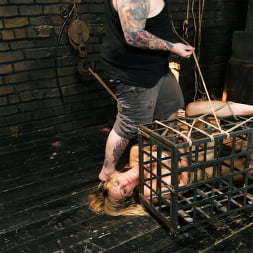Mona Wales en 'Kink' Bondage asimétrico con bondage de jefe (Miniatura 15)