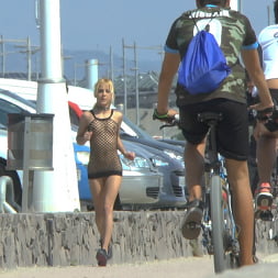 Mona Wales en 'Kink' Chica de playa cubierta de suciedad y utilizada como un basurero público (Miniatura 2)