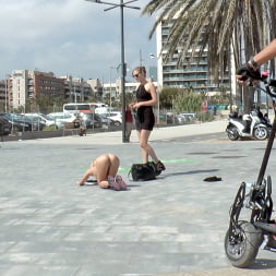 Mona Wales en 'Kink' Chica de playa cubierta de suciedad y utilizada como un basurero público (Miniatura 4)