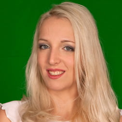 Mona Wales en 'Kink' Una ninfómana rubia ansiosa necesita que le follen todos los agujeros en público (Miniatura 1)