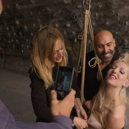Mona Wales en 'Kink' Una ninfómana rubia ansiosa necesita que le follen todos los agujeros en público (Miniatura 5)