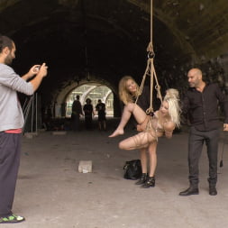 Mona Wales en 'Kink' Una ninfómana rubia ansiosa necesita que le follen todos los agujeros en público (Miniatura 7)
