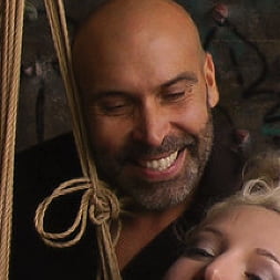 Mona Wales en 'Kink' Una ninfómana rubia ansiosa necesita que le follen todos los agujeros en público (Miniatura 16)