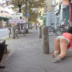 Mona Wales en 'Kink' Puta sucia de Berlín humillada en un club de sexo clandestino (Miniatura 3)