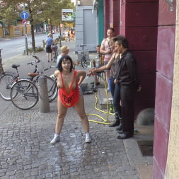 Mona Wales en 'Kink' Puta sucia de Berlín humillada en un club de sexo clandestino (Miniatura 4)