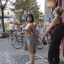 Mona Wales en 'Kink' Puta sucia de Berlín humillada en un club de sexo clandestino (Miniatura 5)