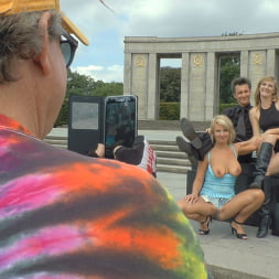 Mona Wales en 'Kink' Una zorra rubia cachonda follada analmente en desgracia por los turistas de Berlín (Miniatura 1)