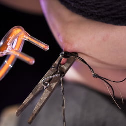 Mona Wales en 'Kink' Zorra dolorida llevada al límite por una dominatriz de látex electro (Miniatura 6)