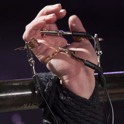 Mona Wales en 'Kink' Zorra dolorida llevada al límite por una dominatriz de látex electro (Miniatura 14)