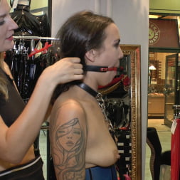 Mona Wales en 'Kink' Porno virginidad tomada con doble penetración en público (Miniatura 5)
