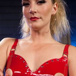 Mona Wales en 'Kink' Electrosexo lésbico sensual (Miniatura 2)