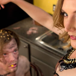 Mona Wales en 'Kink' El marido mimado de Stepford (Miniatura 3)