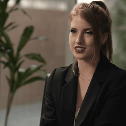 Octavia Red en 'Kink' No le faltes el respeto al jefe (Miniatura 1)