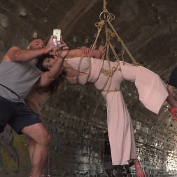 Valentina Bianco in Penelope and Valentina in a Greedy Group Fuck (Photo 9) Valentina Bianco in 'Kink' Penelope and Valentina in a Greedy Group Fuck (Thumbnail 9)