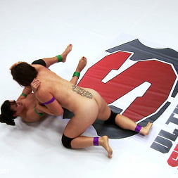 Penny Barber en 'Kink' Dos chicas fuertes de peso welter luchan por la oportunidad de follar al campeón (Miniatura 6)