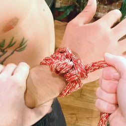 Reed Jameson en 'Kink' Bondage con cuerdas para el sexo (Miniatura 24)