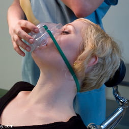 Sabina in The Dentist (Photo 2) Sabina in 'Kink' The Dentist (Thumbnail 2)