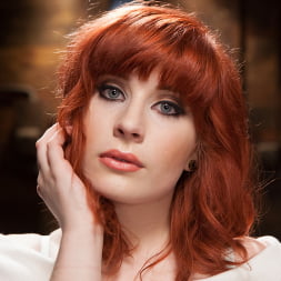Sadie Kennedy en 'Kink' Puta pelirroja de 18 años follada tontamente en esclavitud apretada (Miniatura 2)
