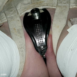 Sarah Jane Ceylon in 'Kink' CLASSIC SHOOT WITH CYD BLACK, SARAH JANE CEYLON, AND CLAIRE ADAMS! (Thumbnail 11)