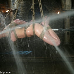 Scarlett Pain en 'Kink' is Introduced to Waterbondage! (Miniatura 5)