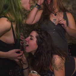 Silvia Rubi en 'Kink' Perras deshonradas en un paseo público (Miniatura 16)