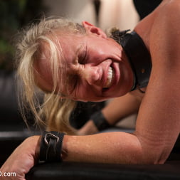 Simone Sonay en 'Kink' El entrenamiento de una MILF doméstica, día uno (Miniatura 6)