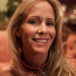 Simone Sonay en 'Kink' Dos esclavas rubias sirven una polla dura (Miniatura 19)