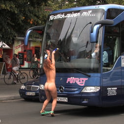 Molly en 'Kink' Pelirroja flexible es atada y desnudada en público (Miniatura 11)