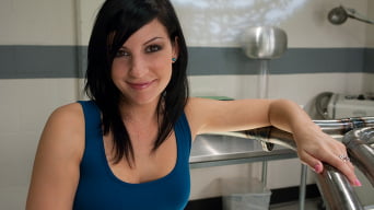 Tori Lux en 'Earth Girls are Easy To Make Cum'