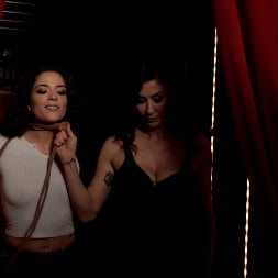 Victoria Voxxx en 'Kink' Gets Disgraced in the Club! (Miniatura 1)
